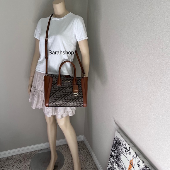 🌼Michael Kors Purse with iPad case - Picture 8 of 13